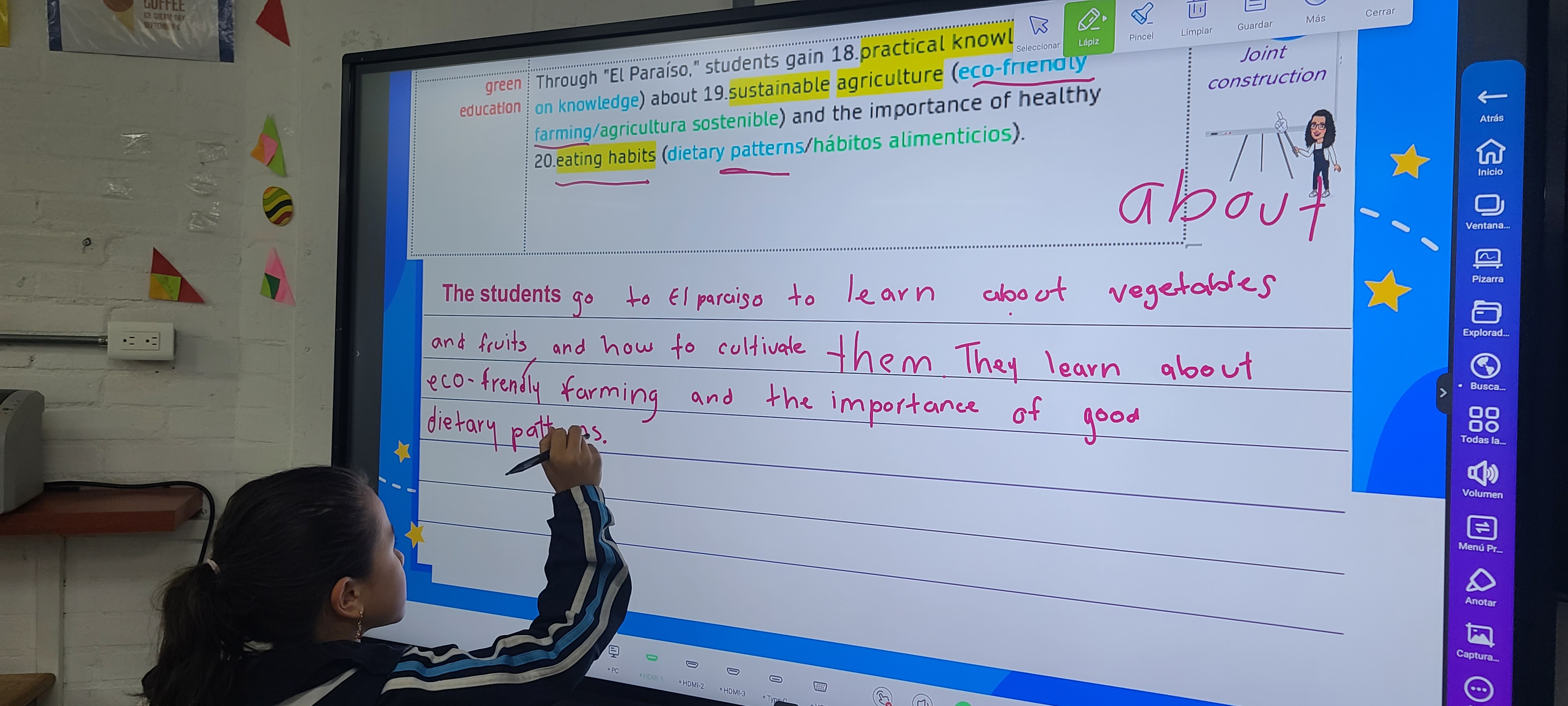 Estudiantes preparándose para la lectura en el aula