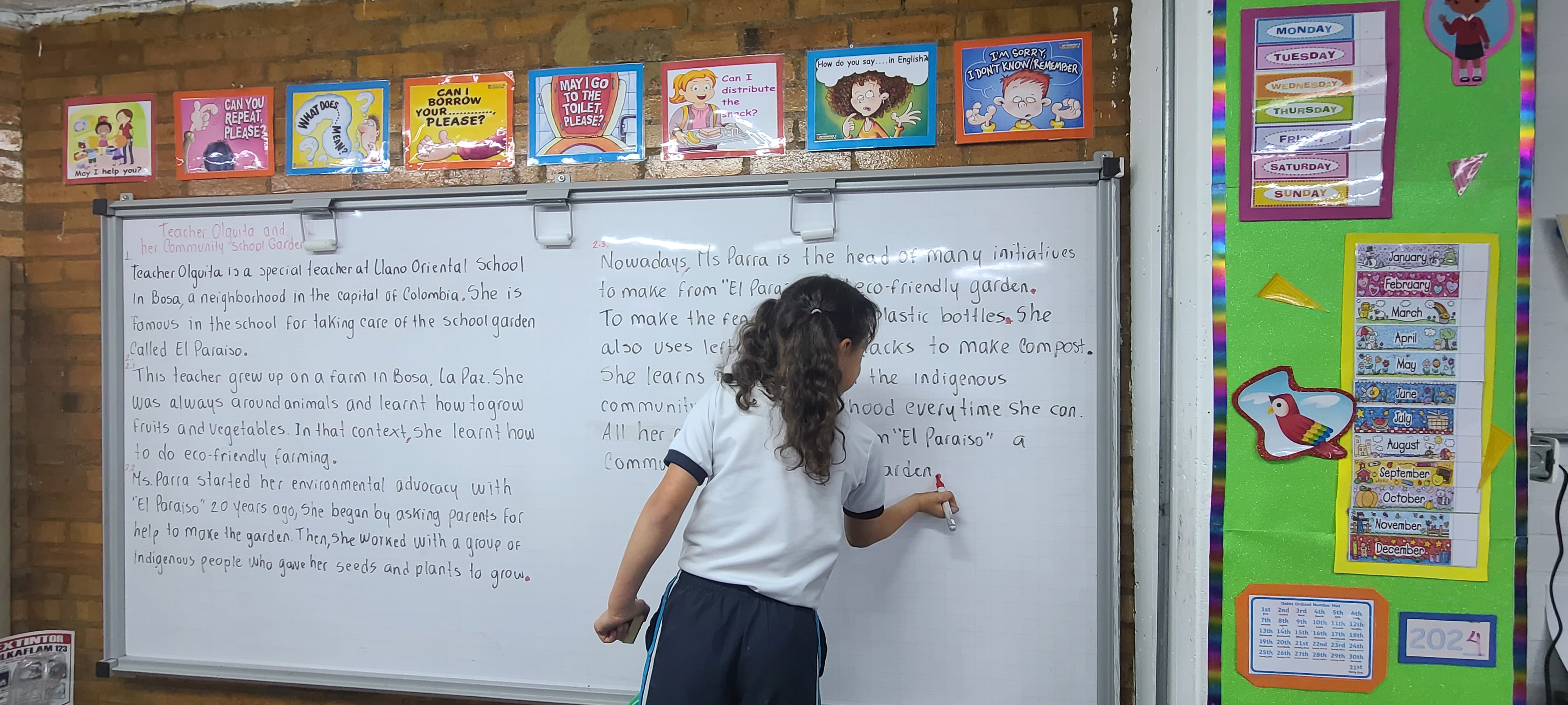Estudiantes y docente construyendo el texto juntos en el tablero